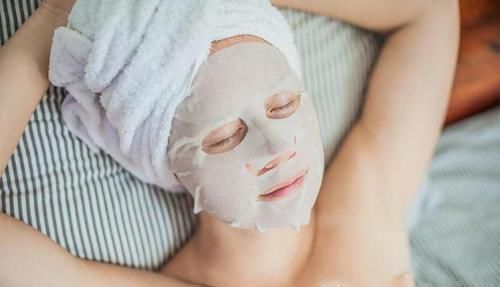 敷面膜时，那张塑料纸别扔了，很多女生都丢了，难怪皮肤越敷越干