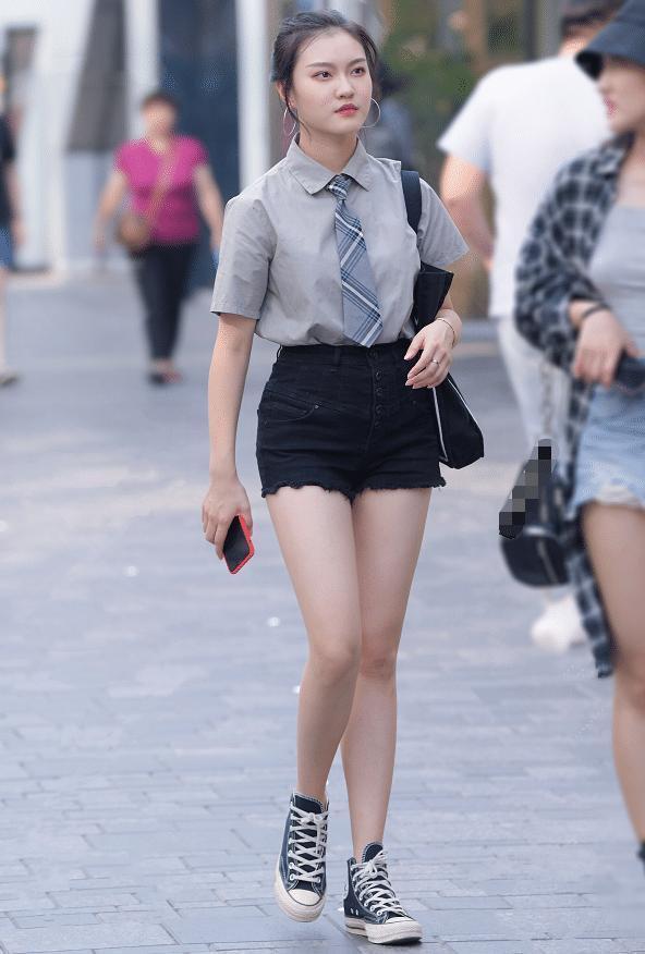 搭配|学院风的上衣,搭配黑色热裤,洋溢的青春气息铺面而来
