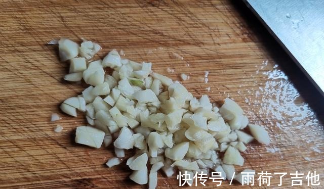 凉拌|皮蛋别只会凉拌了，试试这样做着吃，口感Q弹，开胃又下饭！
