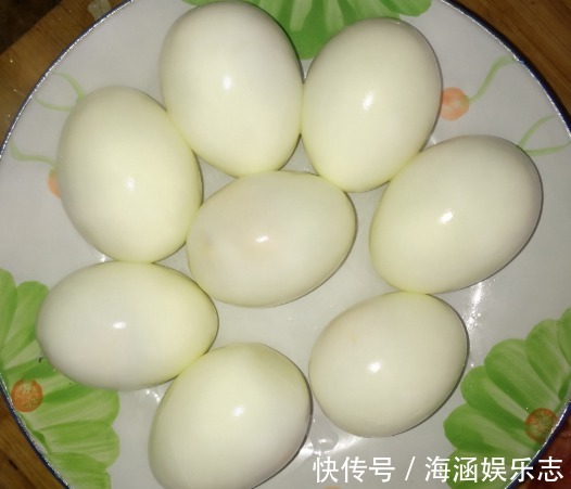 煮鸡蛋时，直接下锅煮就错了，多加这一步，鸡蛋又鲜又嫩还好剥壳