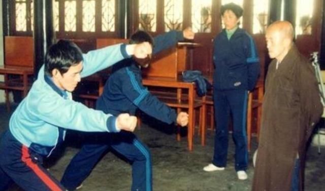 海灯法师77岁凭借二指禅倒立走红,圆寂多年后,徒弟说出事情真相