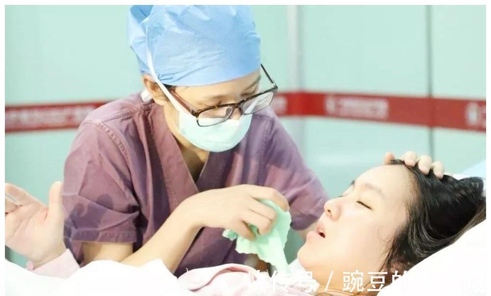 下体|分娩结束后,男医生又把手伸进产妇肚子里,别着急骂人是为了你好
