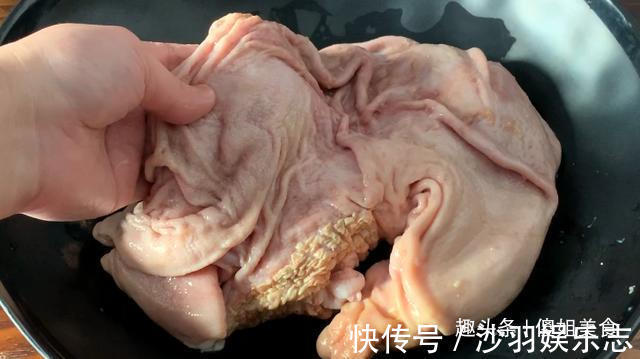 清洗猪肚时，加盐加碱都是大错特错！用“它”洗，又快又干净