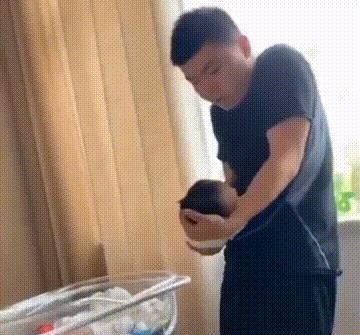 晋宝|“新晋奶爸”抱娃走红，刚到手就急着还给护士，宝宝我烫手啊