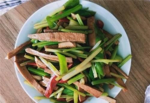 增強|香干和它炒是一對，預(yù)防高血壓，增強腸胃蠕動，是菜也是藥