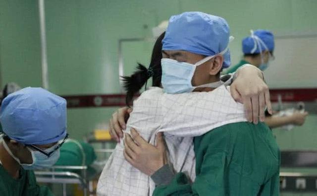 分娩|妻子分娩老公陪产,娃刚出生老公却吐了,护士别瞎捣乱