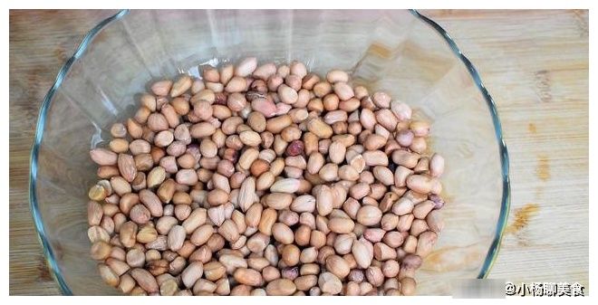 花生米里打1个鸡蛋，简单一做，拿大鱼大肉都不换，过瘾