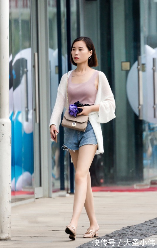 街拍|美女街拍:短发小姐姐的穿搭技巧,针织衫搭配牛仔短裤,轻松打造休闲风