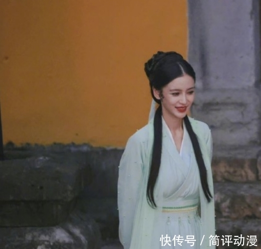 萌探|Angelababy加盟《萌探》,青蛇造型曝光,手拿团扇美得让人心动