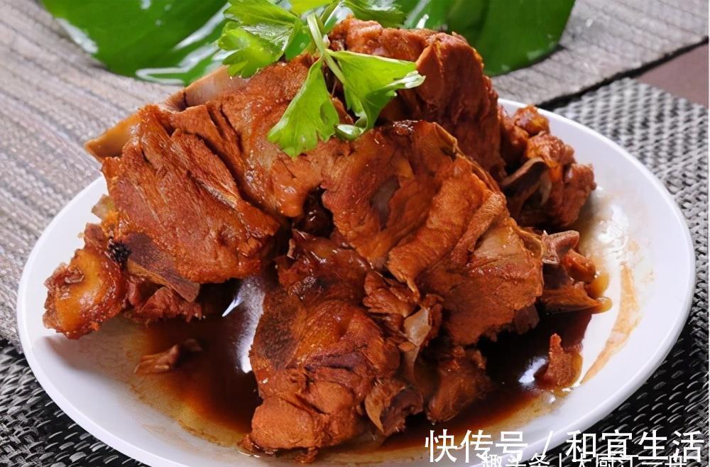 解馋|想吃酱大骨再不用去买啦，大厨教你在家做，肉烂脱骨，吃着真解馋