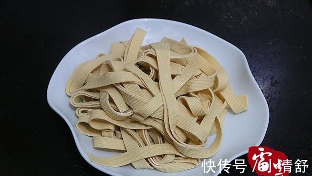 清盘|干豆腐别再凉拌了,按张亮的做法,上桌就被清盘,真好吃