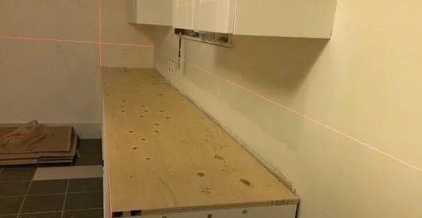 台面|2000多块钱现场做3米橱柜,老爸想得周到,台面多加一块木板