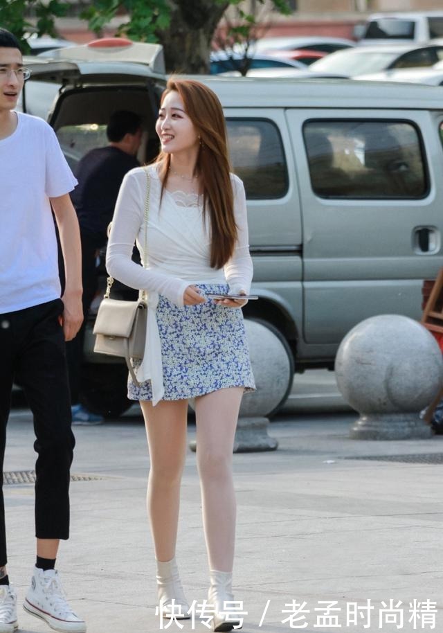 街拍:修身利落的短裙穿搭,塑形又显气质,时尚女生喜爱