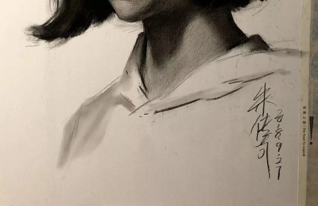 朱传奇&素描课堂|朱传奇教你画眼神低垂的短发女青年素描头像