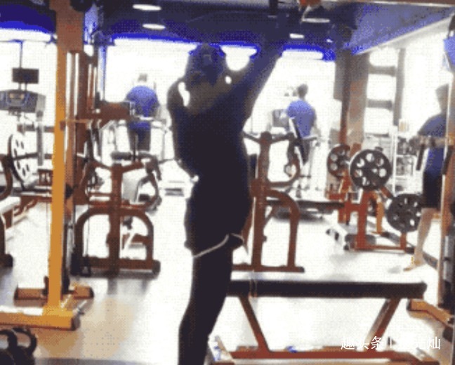 女巨人|海外健身“女巨人”,大腿比头还大,直男看完热血沸腾