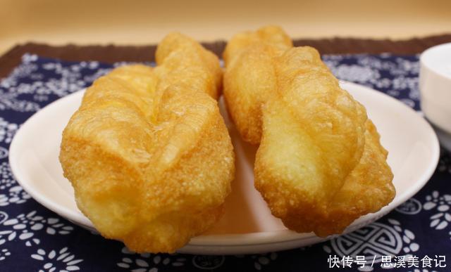 面团|爱吃油条收藏了,教你一招,早上只需几分钟,热腾腾的油条出锅