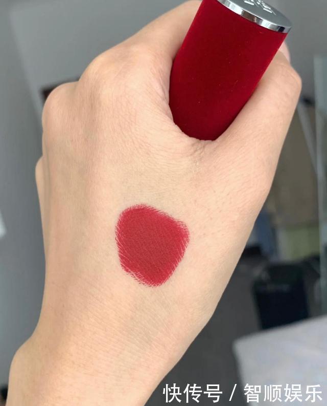 “港风色”更适合黄皮,素颜涂都很显白,关键是气质拿捏到位!