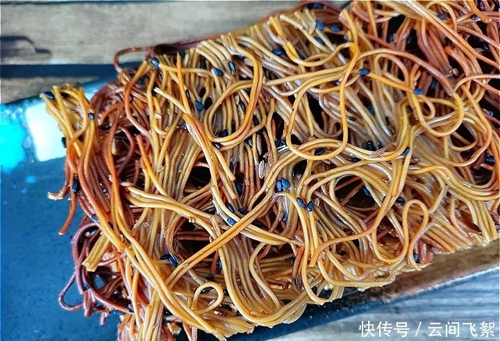 面条|吃了30年面条,此做法还是头回见!网友:跟小时候吃的一个味儿
