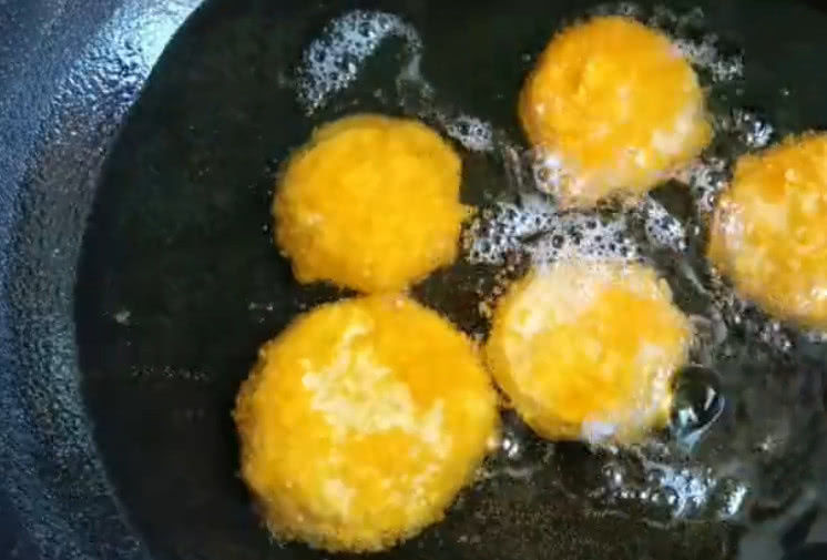 红薯饼|家里剩一根红薯,妈妈加两个鸡蛋,十分钟做美食,儿子一顿吃四个