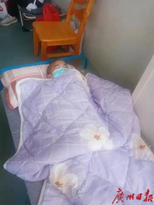 爸爸|广州单亲爸爸病危，11岁儿子守在病房喂饭、洗澡、倒尿…他的懂事让人心疼…