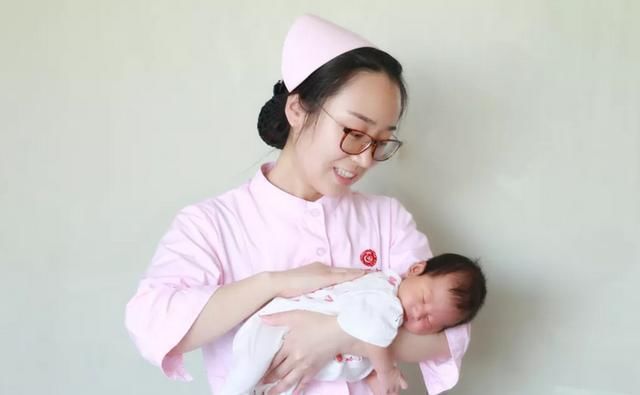 蹬腿|为何孩子睡觉时总爱蹬腿伴随这种情况,往往暗示你家娃正在猛长