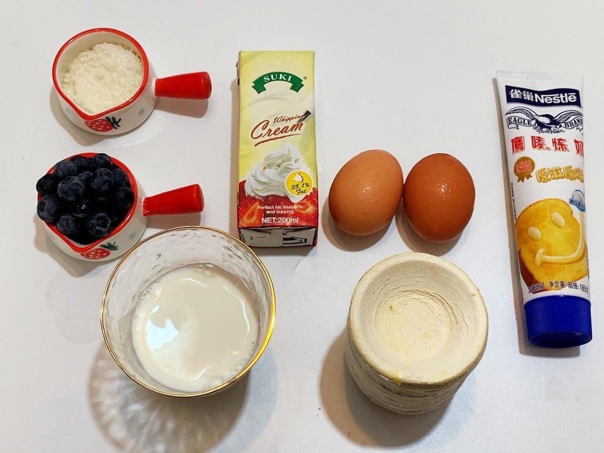 用蓝莓做一份蛋挞吃,每个都酸酸甜甜,香甜可口