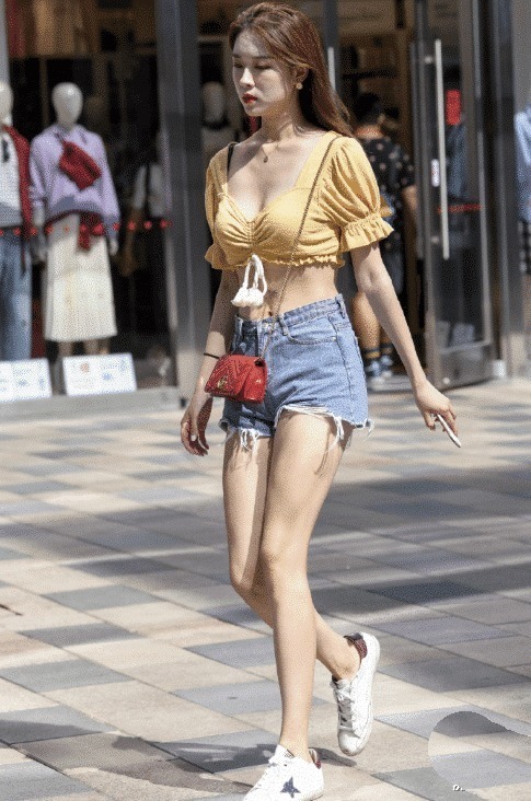 上衣|用绳子把上衣打结,一般人驾驭不了,只有高瘦的人穿得好看