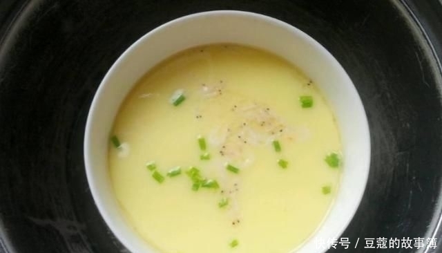 做出来的鸡蛋|蒸鸡蛋羹时,别傻傻直接加水就蒸,多加1步,鸡蛋更嫩滑无气孔