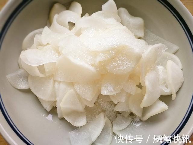 搅拌均匀|秋天趁萝卜便宜,腌成小菜存起来,喝粥吃面条搭配特方便,收藏好