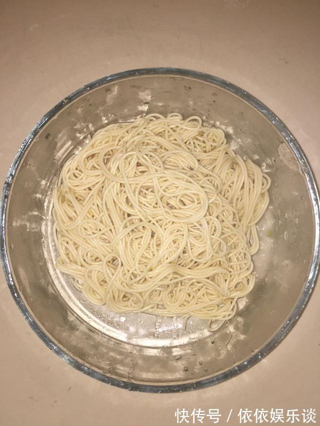 一碗面条，一碗菜卤做成家常“捞面条”，有滋有味吃起来