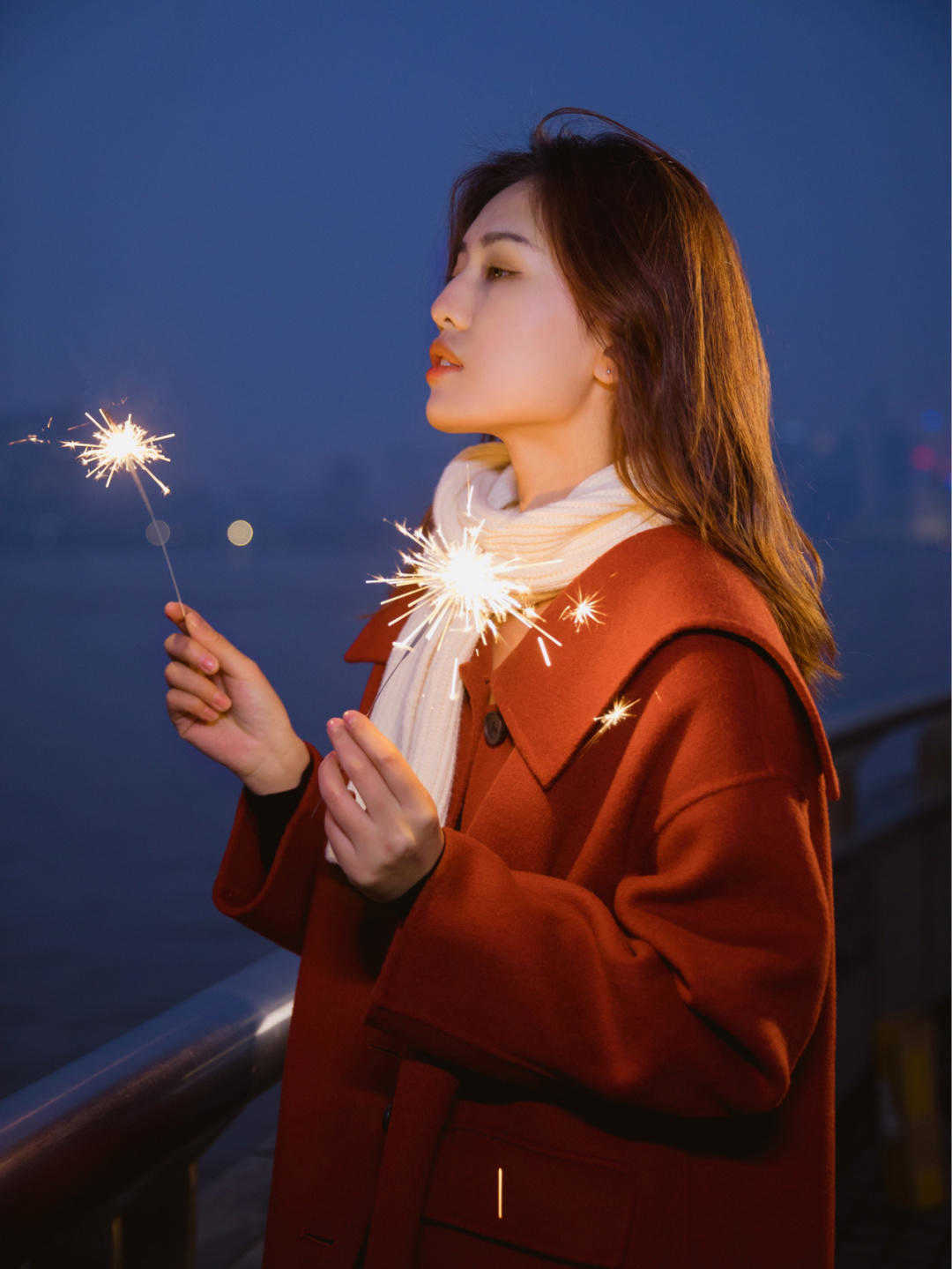 不过膝 降温了,红色大衣竟然这么气质,一看就离不开的穿搭,喜庆又显白