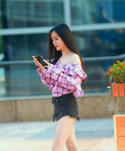 柳亸花娇|街拍美女白衬衫搭配红色皮裙,穿起来显瘦显气质,简约潇洒又大方
