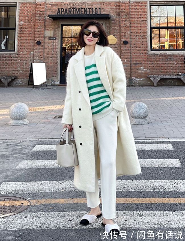 小脚|女人上了年纪,穿大衣别学小姑娘配裙子,搭这4种裤子时髦又保暖