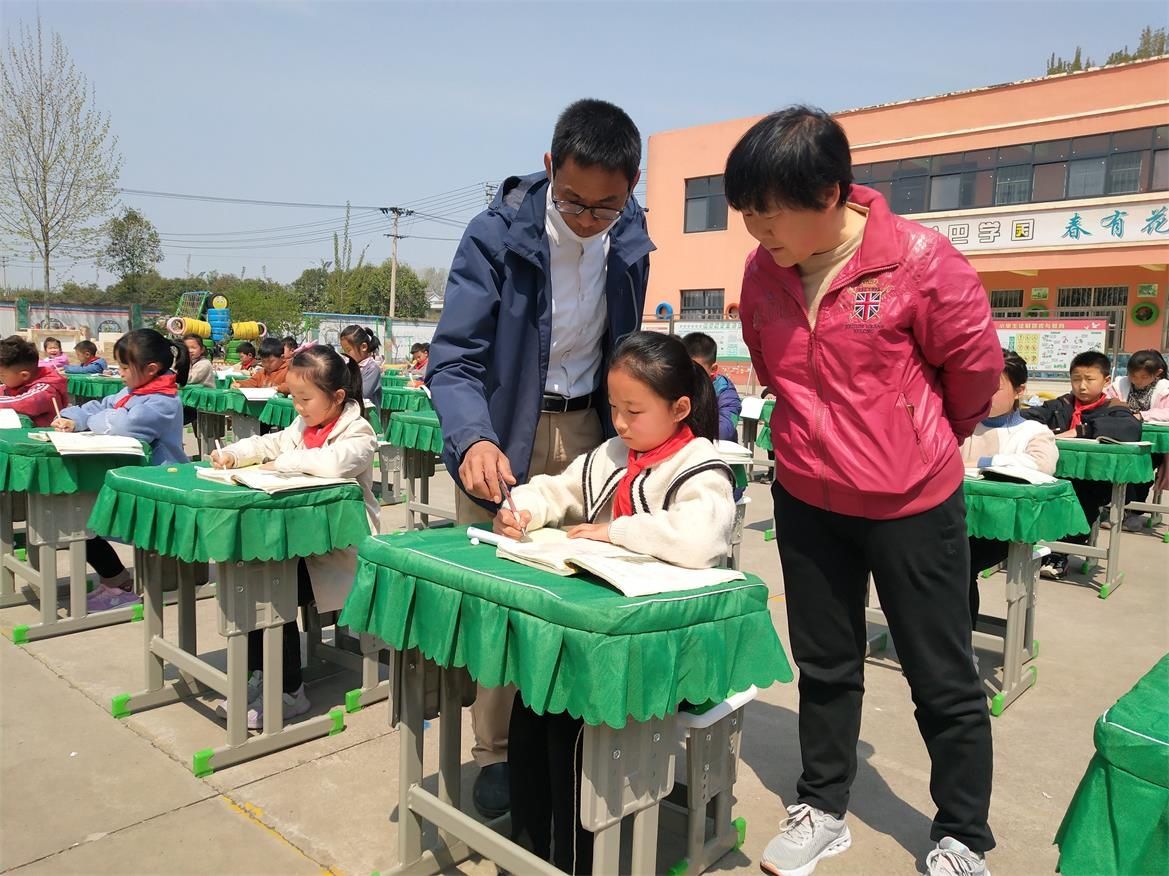 梨林小学：正姿势 养习惯 争当“三姿”小标兵