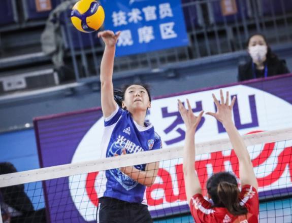 名额|女排首个决赛名额出炉！王牌副攻率队逆转，中国16岁小将爆砍21分