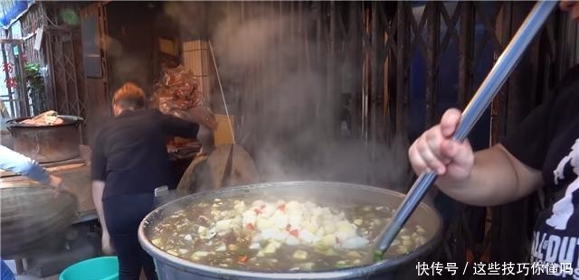  夫妻街头卖“热腾腾”早餐，5元一碗遭哄抢，食客不喝馋得慌！