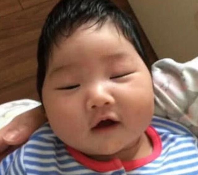 女儿|妈妈晒女儿的婴儿照和5岁近照,网友难以淡定:这真是同一个娃吗