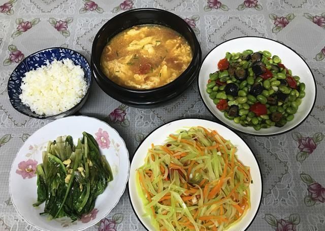 晒晒我家的周六晚餐，三菜一汤一主食，做法简单，营养美味又下饭