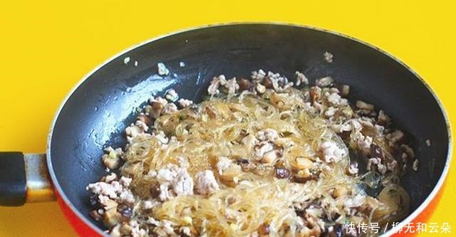 冬天,多让家人吃这菜,好吃还不贵,10元1大盘,鲜香滑嫩丝丝顺