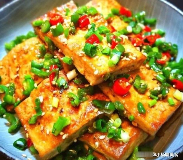 煎豆腐时，别直接下油锅！掌握这个诀窍，豆腐不碎不粘锅，还入味