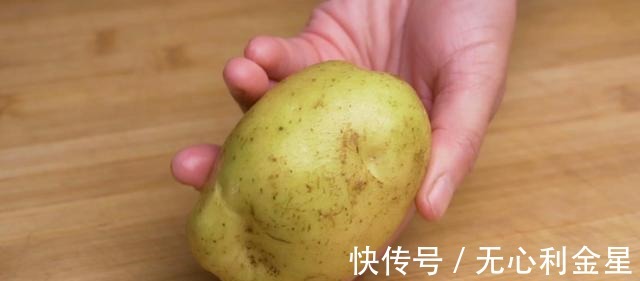 土豆放进锅中蒸一蒸，出锅只要几块钱，好吃便宜，做法简单又实用！