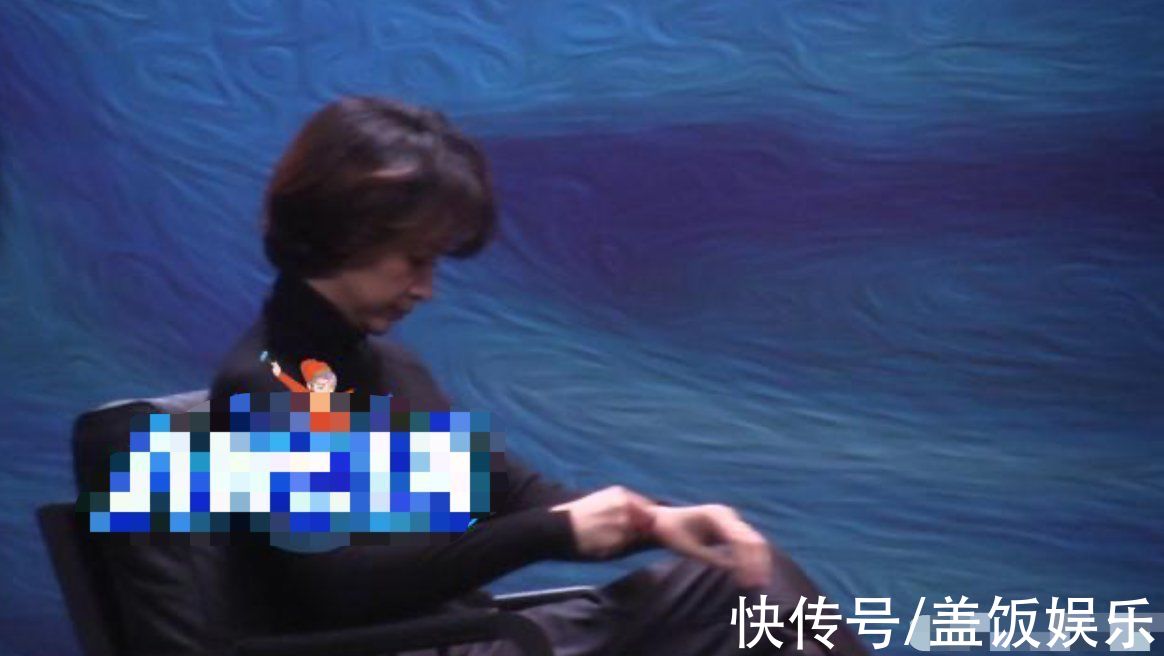 47歲董卿全黑造型錄制節(jié)目，與男嘉賓握手顯得體，腳脖子金鏈搶眼