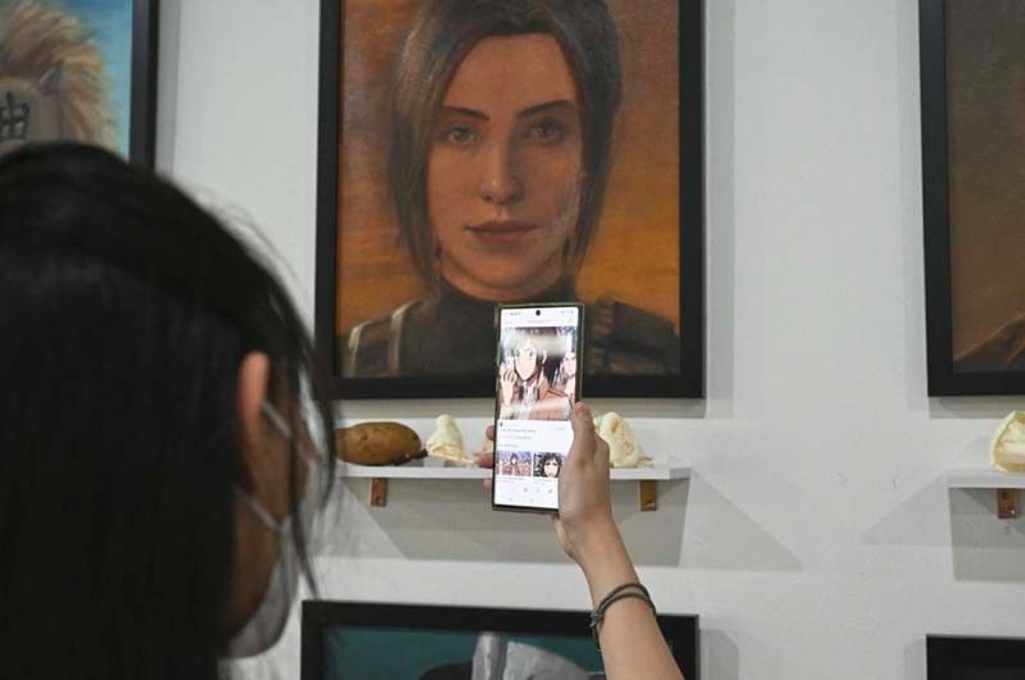 虚构|为悼念动漫人物的死亡，泰国画家举办个人画展，粉丝纷纷献花