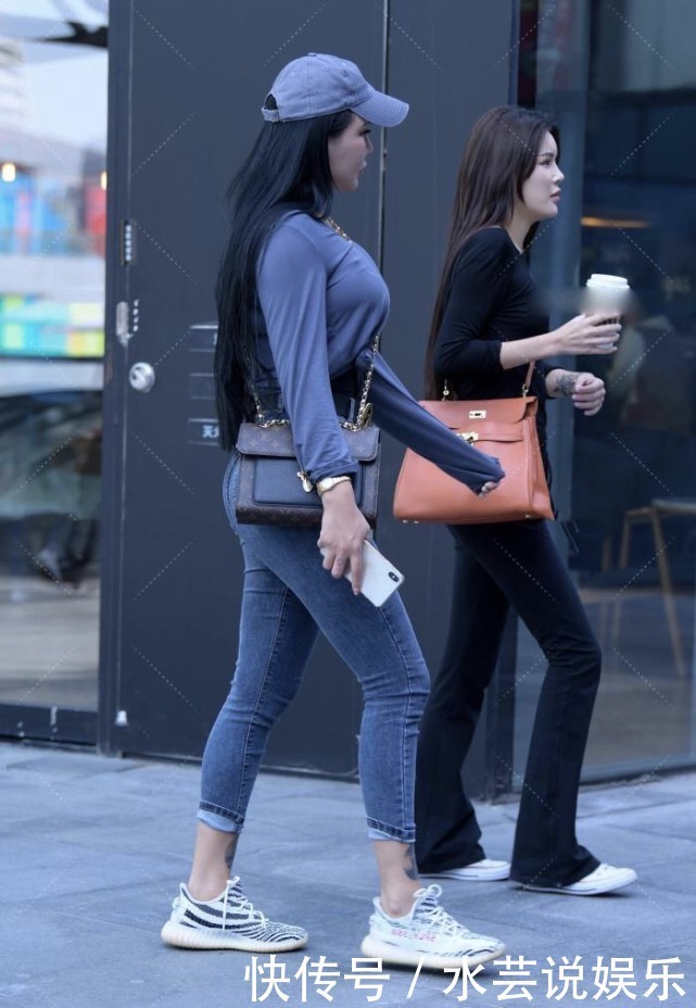 宽松的上衣修饰微胖的体型，牛仔裤搭配黑腰带意外美出时尚气质