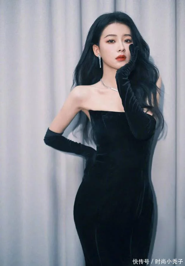 孙怡婀娜多姿的身材真绝，穿黑色丝绒抹胸长裙大秀锁骨，气质优雅