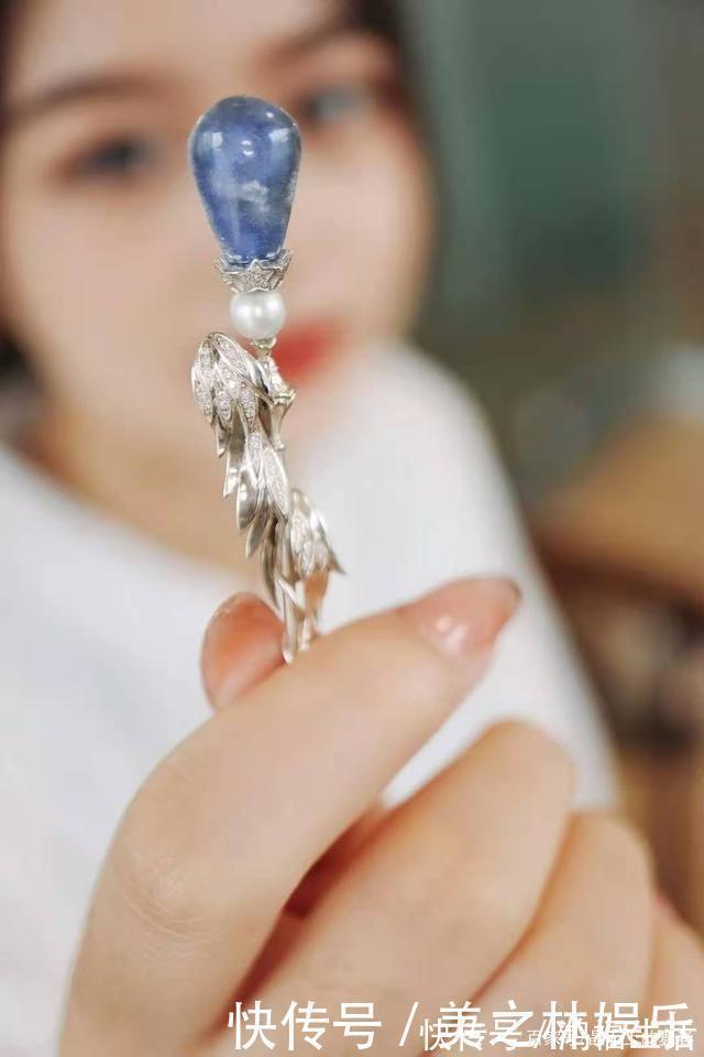 舞者|秋冬一款胸针胜过10件大牌珠宝,get胸针的佩戴方式!