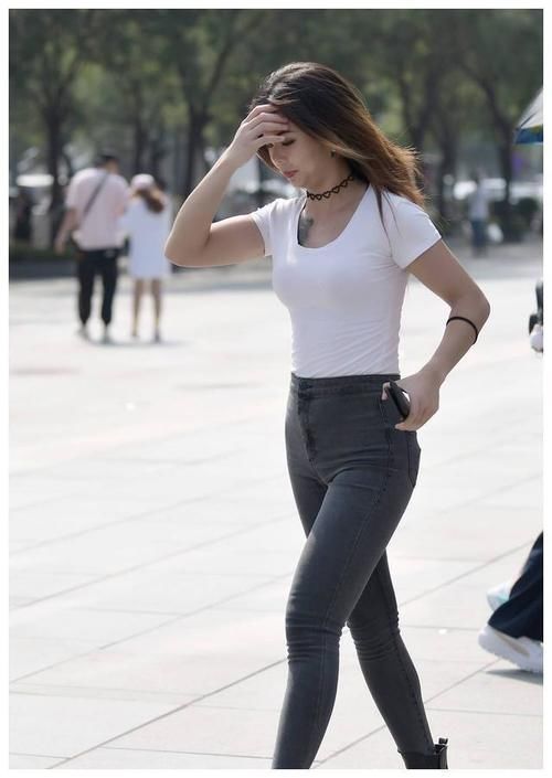 紧身牛仔裤 紧身牛仔裤深灰色款式,搭配白色上衣,时尚展现好气质!