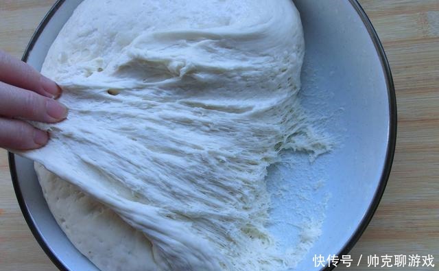 蒸包子时，记得不要只加酵母，面里加2样，包子又白又软又香又甜
