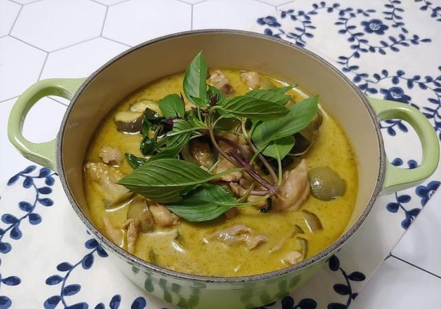  泰式绿咖喱|炖鸡时，直接下锅炖就不对，教你一招，鸡肉鲜嫩入味，营养不流失