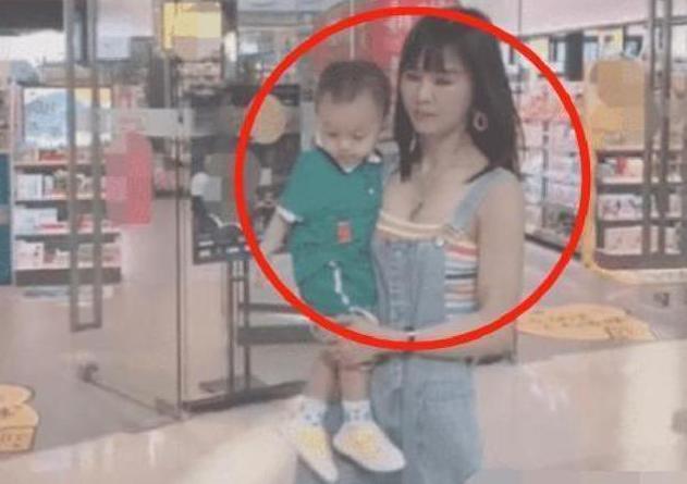 新知识|“最年轻姥姥”走红,抱外孙逛商场像母子,网友直呼:姥爷太幸福